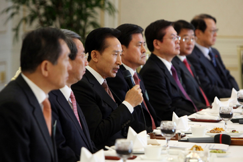 ▲ 이명박 대통령이 12일 전국 시도지사를 청와대로 초청, '세종시 발전방안'과 관련한 간담회를 갖고 있다. ⓒ 뉴데일리