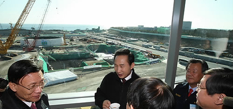 ▲ 이명박 대통령이 13일 울산 울주군 신고리 원자력발전소 현장을 방문, 관계자들과 환담하고 있다 ⓒ 연합뉴스 