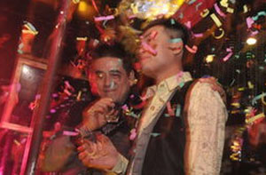 ▲ 정안취안(45), 판원제(27) 커플 ⓒ 차이나데일리 캡쳐&nbsp;