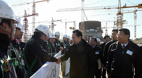 ▲ 이명박 대통령이 13일 울산 울주군 고리원전 제2건설소를 방문해 건설작업중인 현대건설 직원들을 격려하고 있다. ⓒ 연합뉴스