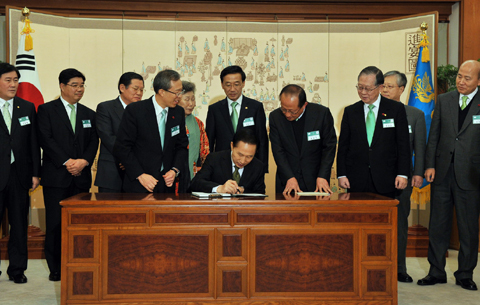 ▲ 이명박 대통령이 13일 오후 청와대에서 최근 국회를 통과한 저탄소 녹색성장 기본법의 제정.공포 서명식에 참석해 서명하고 있다. ⓒ 뉴데일리 <=청와대 제공>