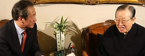 ▲ 한나라당 정몽준 대표가 13일 오후 서울 중구 청구동 자택을 방문, 김종필 전총리와 이야기를 나누고 있다 ⓒ 연합뉴스