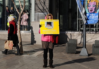 ▲ 추위도 꺾은 '의지'. 청계광장에서 1인 시위중인 미국인 선교사 매기 ⓒ 뉴데일리