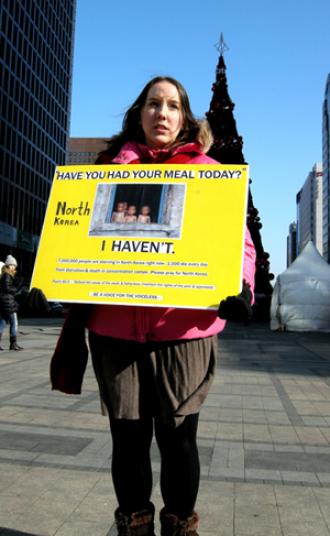 ▲ 청계광장서 1인시위 나선 미국인 매기 드라빙.