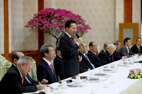 ▲ 이명박 대통령이 14일 청와대에서 열린 제2차 국민원로회의에 참석, 발언하고 있다. ⓒ 뉴데일리 <=청와대 제공>