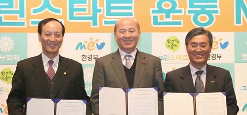 ▲ 동부화재 김순환 부회장(왼쪽 첫번째)이 관계자들과 그린스타트 운동 협력 MOU를 체결한 후 기념 사진을 찍고 있다. 왼쪽부터 김순환 동부화재 부회장, 이만의 환경부장관, 이진 그린 스타트 전국네트워크 공동대표.ⓒ연합뉴스