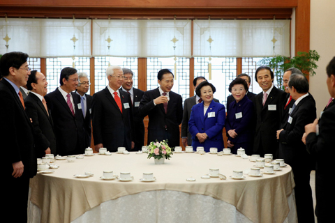 ▲ 이명박 대통령이 15일 전국 21개 주요대학 총장을 청와대로 초청, 등록금 인상 자제를 당부하는 등 환담하고 있다. ⓒ 뉴데일리