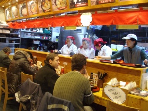 ▲ 환승시간 내 식사를 마치려는 사람들로 분주하다&nbsp;ⓒ 뉴데일리