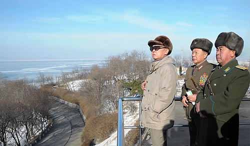 ▲ 조선중앙TV가 17일 공개한 김정일의 훈련참관 모습 ⓒ연합뉴스