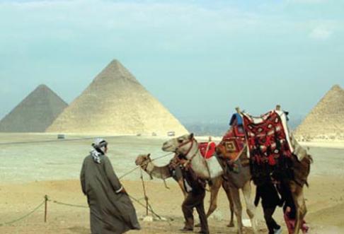 ▲ 태양을 향해 오르는 영생의 꿈 피라미드와 사막과 낙타.