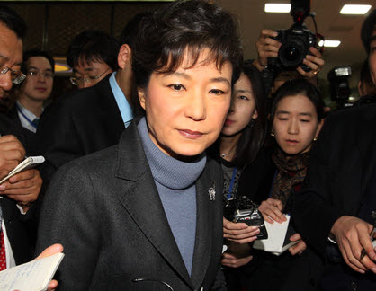 ▲ 한나라당 박근혜 전 대표가 18일 국회 본회의 출석에 앞서 기자들과 만나 세종시에 관련된 입장을 밝히고 있다 ⓒ 연합뉴스