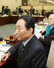 ▲ 고건 사회통합위원장이 18일 서울 세종로 정부중앙청사에서 열린 첫 회의에서 주제발표를 듣고 있다. ⓒ연합뉴스 