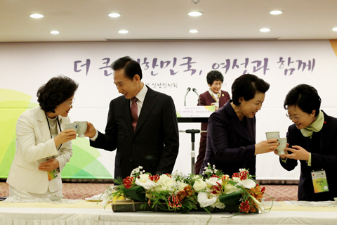 ▲ 이명박 대통령과 부인 김윤옥 여사가 18일 서울 세종문화회관에서 열린 '2010 여성 신년인사회'에 참석, 관계자들과 인사를 나누고 있다. ⓒ 뉴데일리