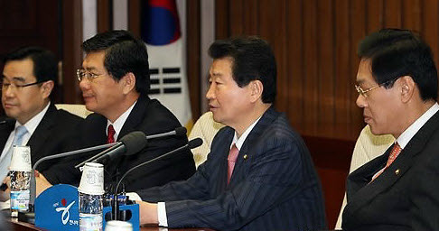 ▲ 한나라당 안상수 대표가 19일 열린 원내대책회의에서 사법개혁의 필요성을 강조하고 있다 ⓒ 연합뉴스