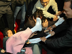 ▲ 서울 남부지법의 민주노동당 강기갑 의원(맨왼쪽).사진은 지난해 1월 국회 본 회의장 앞에서 쟁점 법안 강행처리에 반대하던 민노당 강 의원 등이 본 회의장 입구에 설치하려던 현수막을 철거하려는 국회 경위들에 맞서 심한 몸싸움을 벌이는 모습 ⓒ 연합뉴스