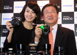 ▲ 한효주(왼쪽)와 박상진 사장(오른쪽) ⓒ뉴데일리