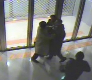 ▲ 경찰은 조직폭력배 개입설까지 나왔던 드라마 '아이리스' 촬영 현장 충돌 사태에 대해 방송인 강병규씨와 지인들이 드라마 제작진 측과 시비 끝에 우발적으로 서로 주먹다짐한 단순 폭행사건이라고 결론냈다. 사진은 지난해 12월14일 새벽 CCTV에 촬영된 서울 송파구 장지동 한 상가에서 벌어진 충돌현장 모습.&nbsp; ⓒ 연합뉴스