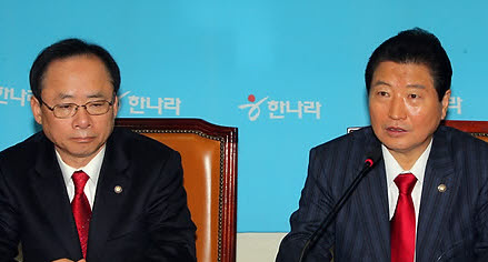 ▲ 한나라당 사법제도개선특위는 20일 첫 회의를 열고 우리법연구회의 해체를 주장했다. 사진은 이주영 특위 위원장(좌측)과 안상수 원내대표 ⓒ&nbsp;연합뉴스