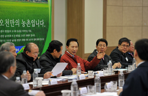 ▲ 이명박 대통령이 20일 서울 도봉구 농협창동유통센터에서 비상경제대책회의를 주재하고 있다. ⓒ 뉴데일리 <=청와대 제공>