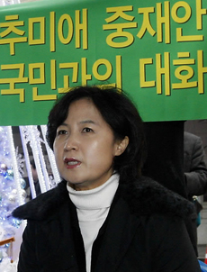 ▲ 국회 환노위원장으로 노동관계법을 표결처리해 민주당 당무위에 중징계 처분이 넘겨진 추미애 의원이 20일 서울 명동 예술극장 앞에서 국민과의 직접대화에 나서 취재진의 질문에 답변하고 있다ⓒ 연합뉴스