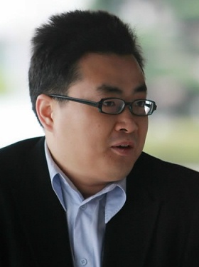 ▲ 구랍 10일 헌법재판소 앞에서 기자들과 인터뷰 중인 박대성씨. ⓒ 연합뉴스