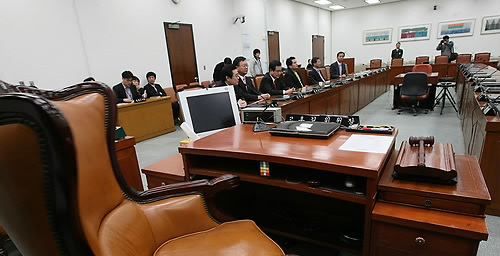 ▲ 국회 문화체육관광방송통신위원회 소속 민주당 전병헌 간사 등 의원들이 지난 20일 오전 국회 문방위 회의실에서 방송법 시행령 국무회의 통과 관련, 기자회견을 열고 있는 모습&nbsp;ⓒ 연합뉴스