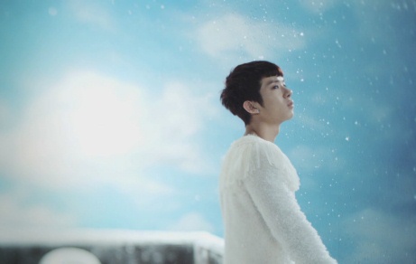 ▲ 녹음 전 2AM 멤버과&nbsp;이야기를 나누고 있는&nbsp;2PM의 찬성.