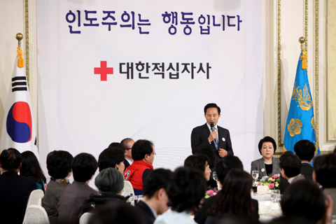 ▲ 이명박 대통령과 부인 김윤옥 여사가 21일 유종하 대한적십자사 총재를 비롯한 관계자와 적십자 유공자들을 청와대로 초청, 오찬을 겸한 간담회를 갖고 격려하고 있다. ⓒ 뉴데일리 <=청와대 제공>