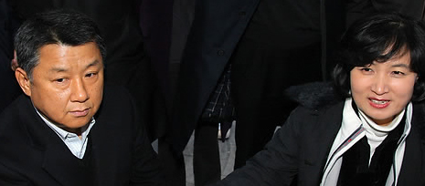 ▲ 국회 환노위원장으로서 노동관계법 개정안을 표결처리한 민주당 추미애 의원에게 1년간 당원권 박탈이라는 중징계가 내려져 파문이 일고 있는 가운데 장석춘 한국노총위원장(왼쪽)이 21일 오후 서울 명동 예술극장 앞에서 장외투쟁 중인 추미애 의원(오른쪽)을 찾아 면담하기 전 악수를 하고 있다 ⓒ연합뉴스