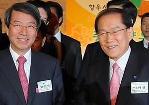 ▲ 정운찬 국무총리(왼쪽)가 21일 오후 서울 여의도 63빌딩에서 열린 충청향우회 중앙회 정기총회ㆍ신년교례회에 참석, 자유선진당 이회창 총재(오른쪽)와 악수를 하고 있다 ⓒ연합뉴스 