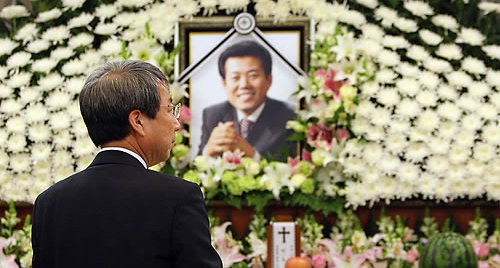 ▲ 정운찬 국무총리가 21일 서울아산병원에 마련된 고 이용삼 의원 빈소를 찾아 헌화.분향을 한 뒤 유가족을 바라보고 있다 ⓒ연합뉴스