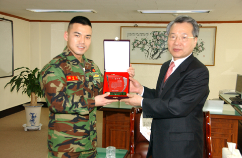 ▲ 해병대 복무중인 가수 이정이 22일 병무홍보대사 공로를 인정받아 박종달 병무청장으로부터 감사패를 받고 있다. ⓒ 뉴데일리