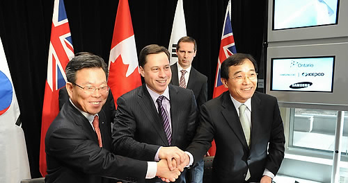 ▲ 삼성물산과 한국전력이 캐나다 온타리오주에서 사업규모 60억달러에 달하는 세계 최대의 풍력.태양광 발전 사업을 수주했다. 삼성물산 지성하 사장, 캐나다 온타리오주 브래드 두굿 에너지 장관, 한국전력 정찬기 기획본부장(왼쪽부터)이 캐나다 온타리오주 신재생에너지 복합발전단지 조성 기본 협약식에서 서명 후 악수하고 있다. ⓒ연합뉴스