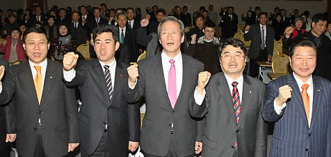 ▲ 한나라당 정몽준 대표와 안상수 원내대표, 장광근 사무총장 등이 22일 오후 제주상공회의소에서 열린 제주도당 국정보고대회에 참석해 지방선거 필승을 결의하는 구호를 외치고 있다ⓒ 연합뉴스