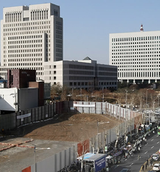 ▲ 애국단체총협의회 소속 보수단체 회원들이 지난 22일 오후 서초동 대법원 앞 인도에서 '반헌법, 반국가 법관 퇴출 및 사법개혁 촉구 국민대회'를 열고 있다 ⓒ 연합뉴스