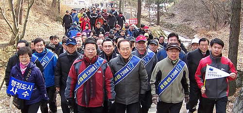 ▲ 자유선진당 이회창 총재와 당직자, 6.2 지방선거 출마 희망자, 당원 등이 23일 충남 홍성군 용봉산 주차장에서 '자유선진당 세종시 수정안 규탄대회'를 가진 뒤 용봉산을 오르고 있다 ⓒ 연합뉴스