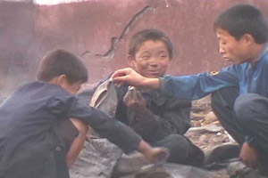 ▲ 유랑걸식하는 10대의 소년들. @자유북한방송 제공 