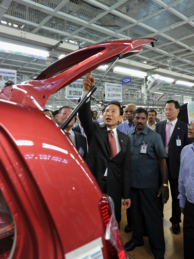 ▲ 인도를 국빈방문 중인 이명박 대통령이 24일(현지시각) 첸나이 현대자동차 공장을 시찰하고 있다. ⓒ 뉴데일리 <=청와대 제공>