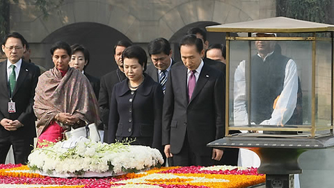 ▲ 이명박 대통령과 부인 김윤옥 여사가 25일 오전(현지시간) 뉴델리 간디 추모공원(Raj Ghat)을 방문해 묘단(Samadhi)에 헌화한 뒤 묵념하고 있다. ⓒ&nbsp;연합뉴스