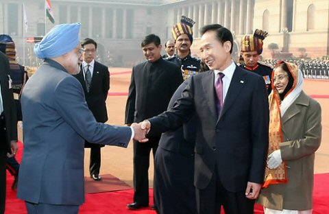 ▲ 인도를 방문중인 이명박 대통령이 25일(현지시각) 뉴델리 대통령궁에서 열린 공식환영식을 마친 뒤 만모한 싱(왼쪽) 총리와 악수를 하고 있다. 오른쪽은 프라티바 파틸 대통령. ⓒ 연합뉴스