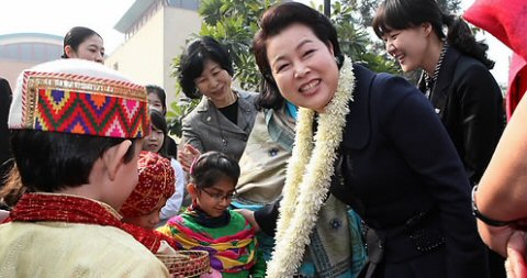 ▲ 인도 방문 이틀째인 25일 (현지시각) 김윤옥 여사가 뉴델리 시내 산스크리티 학교를 방문해 화동들로부터 꽃다발을 받은뒤 격려하고 있다. ⓒ&nbsp;연합뉴스