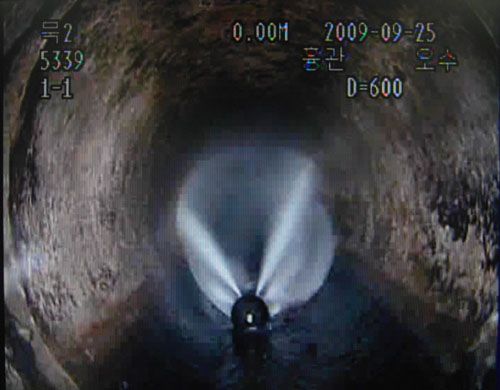 ▲ 하수관 세정하는 모습.ⓒ서울시제공