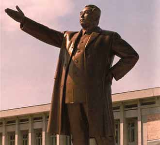 ▲ 다음 인물 검색 설명란이 김일성 조상들에 대해 북한의 날조된 허위선전 내용을 그대로 싣고 있는 것으로 드러났다. 사진은 평양 중심가에 세워진 김일성의 대형 동상ⓒ 연합뉴스 