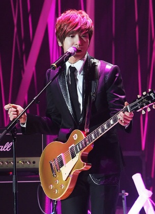 ▲ 지난 14일 오후 대치동 섬유센터에서 열린 씨엔블루(CNBLUE)의 첫번째 미니음반 'Bluetory' 발매 기념 쇼케이스에서 정용화가 열창하고 있다.&nbsp; ⓒ 연합뉴스