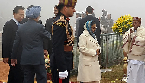 ▲ 인도를 국빈방문 중인 이명박 대통령이 26일 오전(현지시각) 인도 공화국 선포 60주년 기념 퍼레이드 행사장인 대통령궁 앞 `라즈 패스(Raj path)'에 도착해 프라티바 파틸(앞) 대통령과 함께 사열대로 향하고 있다. ⓒ 연합뉴스