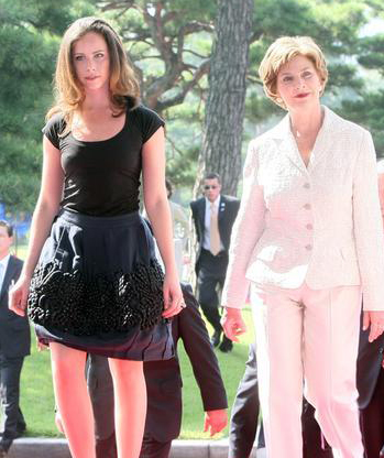 ▲ 지난 2008년 8월 조지 부시 미국 대통령과 함께 한국을 방문한 로라 부시 여사(오른쪽)와 딸 바버라 부시가 청와대에서 열린 공식 환영식에 참석하기 위해 입장하고 있다. ⓒ 연합뉴스