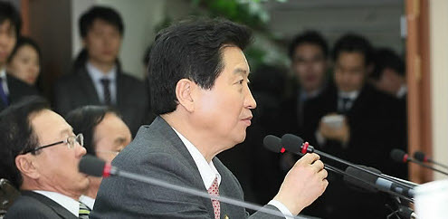 ▲ 한나라당 안상수 원내대표가 27일 오전 서울 여의도당사에서 열린 최고중진연석회의에서 전공노와 전교조 조합원의 정치행위에 대한 처벌을 촉구하고 있다 ⓒ 연합뉴스