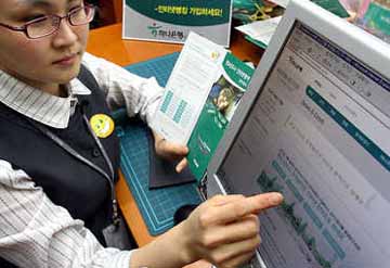 ▲ 지난해 12월 인터넷뱅킹 거래건수와 금액이 처음으로 ATM 거래를 추월한 것으로 나타났다. 사진은 인터넷뱅킹을 담당하는 한 은행창구 ⓒ연합뉴스