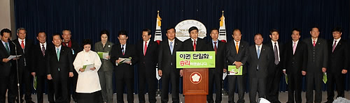 ▲ 민주당 이종걸 의원이 같은날 오후 국회에서 경기지사 출마 기자회견을 하고 있다. 이날 회견장에는 박지원 정책위의장을 비롯해 추미애, 천정배 의원 등 비주류 의원들이 대거 참석했다 ⓒ 연합뉴스