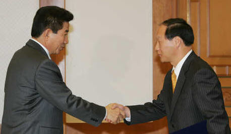 ▲ 2005년 11월21일 노무현 대통령이 청와대에서 우리법연구회 소속 박시환 대법관에게 임명장을 수여하고 있다 ⓒ&nbsp;연합뉴스